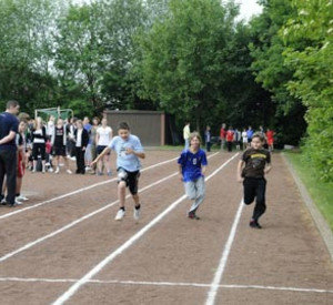 3 Schüler beim Wettlaufen