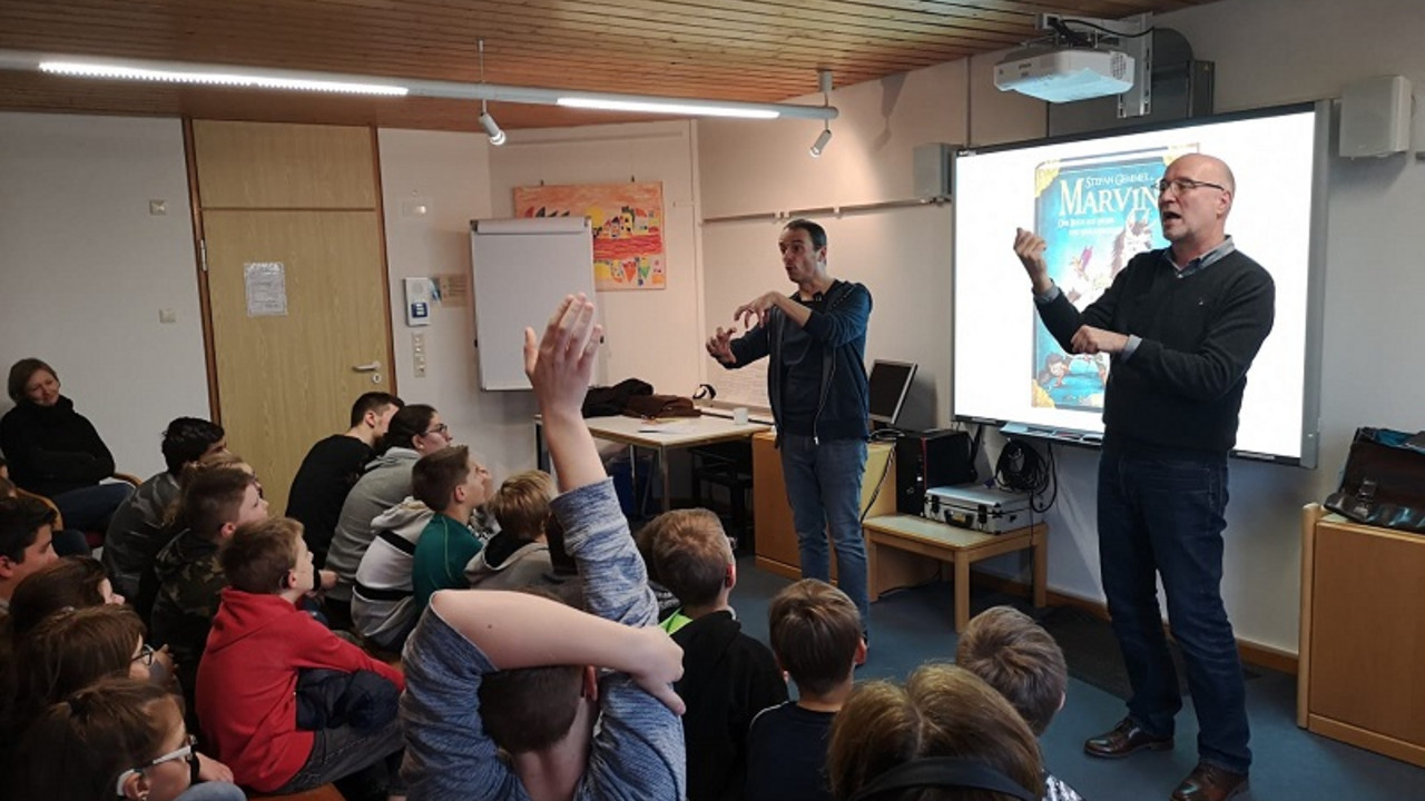 Autor stellt den Schülerinnen und Schüler sein Buch vor