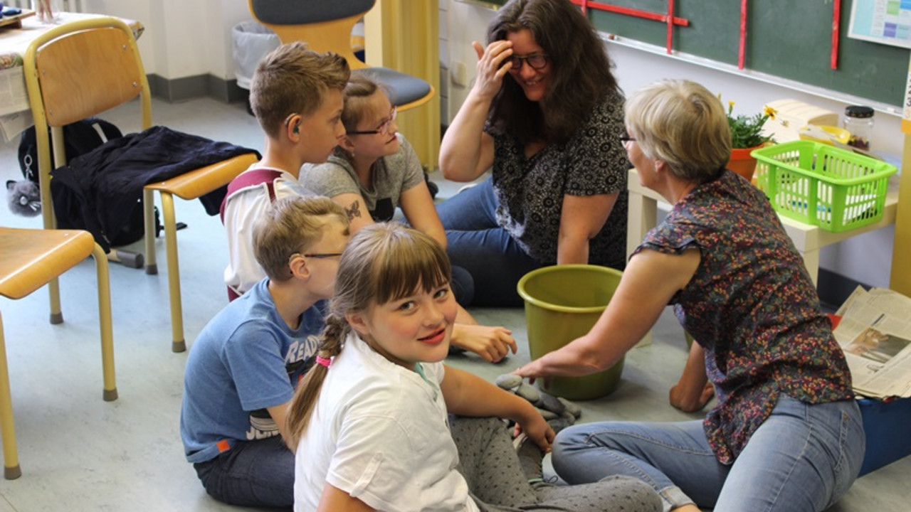 Zwei Lehrerinnen mit Schülern 