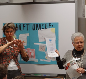Fr. Studentkowski erklärt die Unicef-Aktion mit Gebärdendolmetscherin