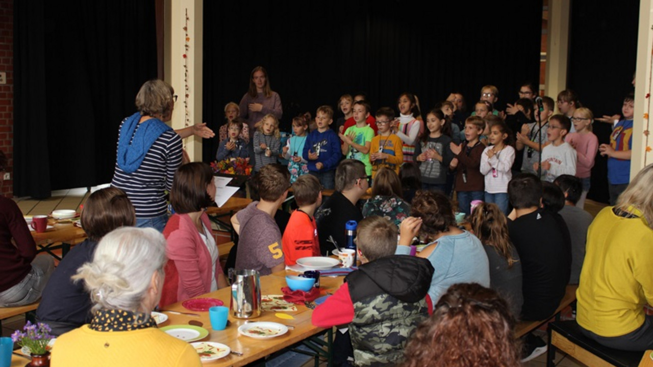 Schüler singen etwas vor 