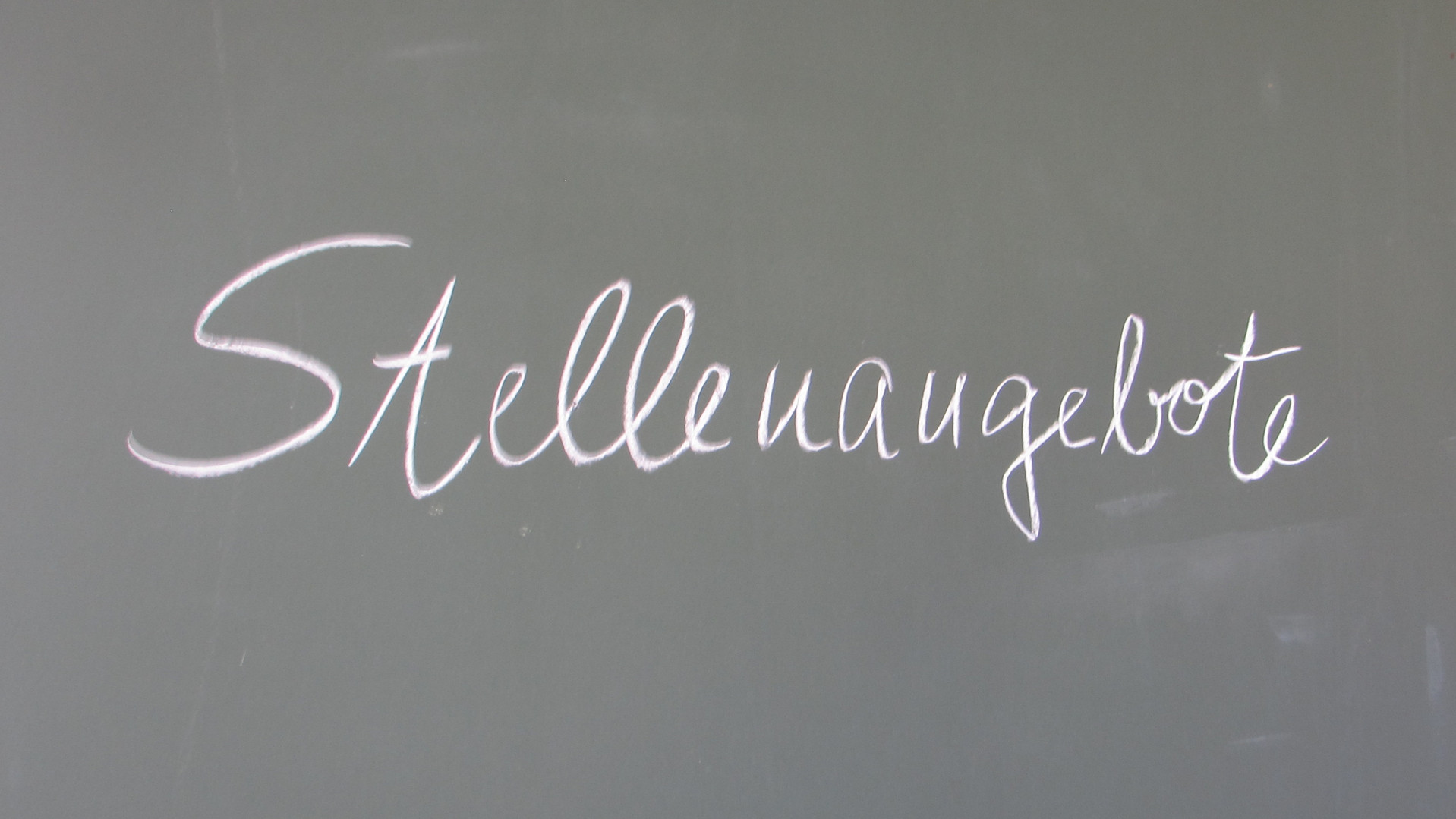 Schriftzug Stellenangebot mit weißer Kreide auf Schultafel