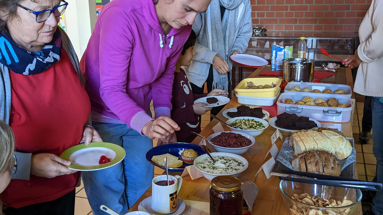 SchülerInnen und Lehrkräfte am Buffet.