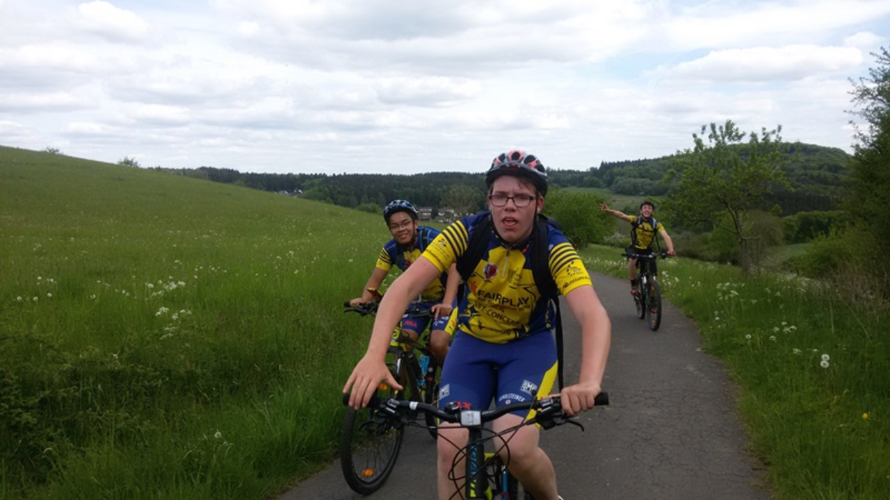 Kids fahren auf Radweg