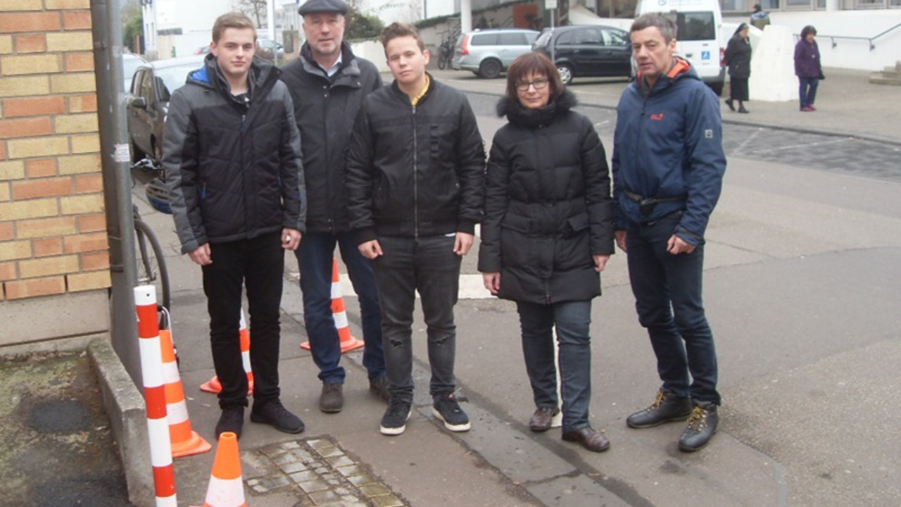 Gruppenfoto vor den verlegten Stolpersteinen