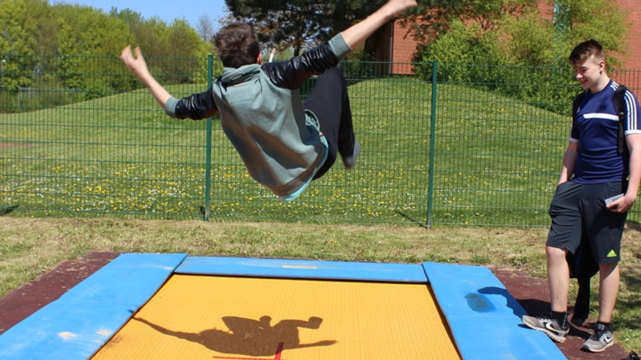 Junge hüpft auf Trampolin