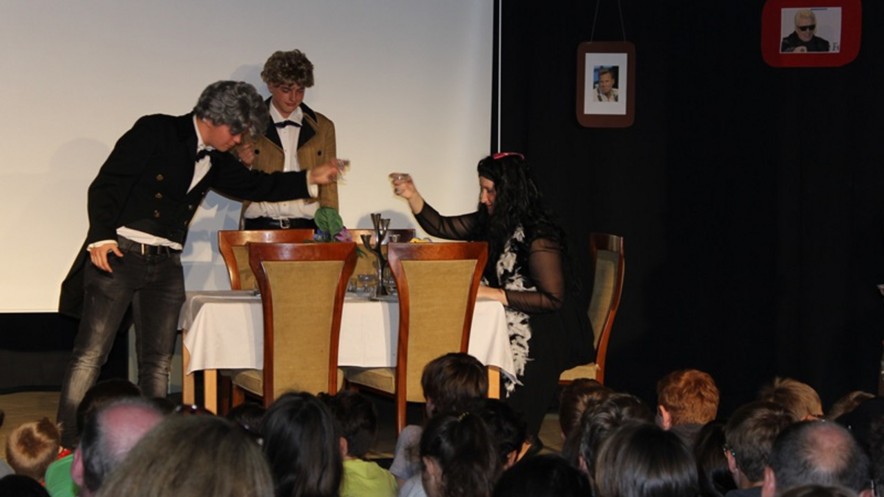 Schüler auf der Bühne. 