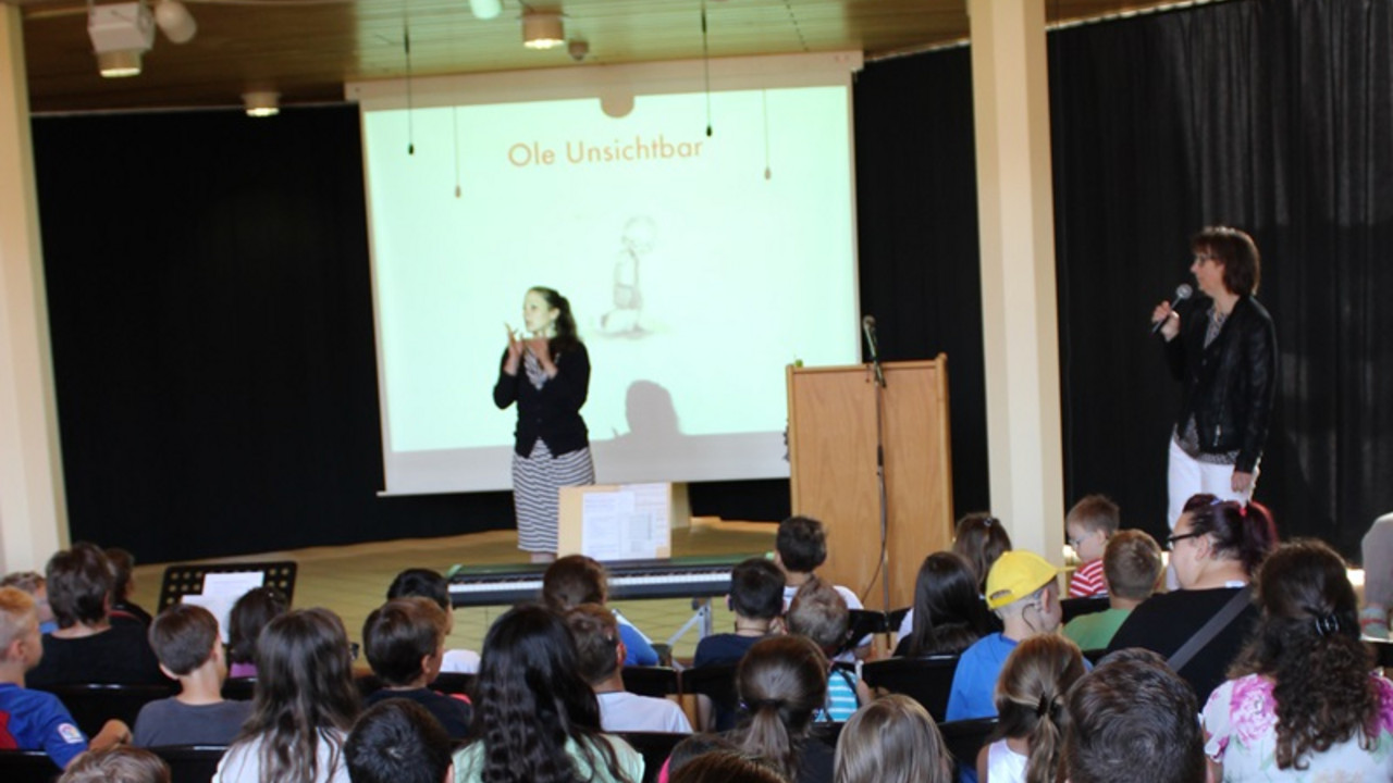 Schulleiterin begrüßt die Schüler