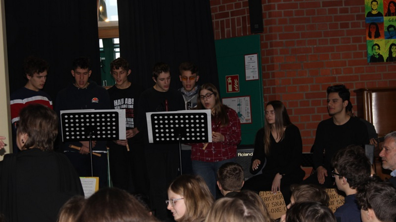 Schüler spielen ein Stück vor