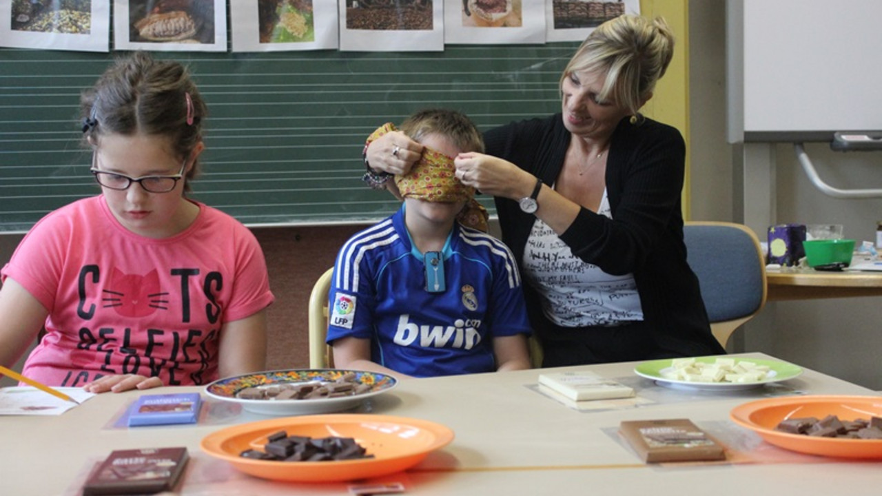 Schüler bekommt eine Augenbinde angelegt