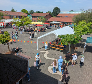 Blick von oben auf den geschmückten Schulhof