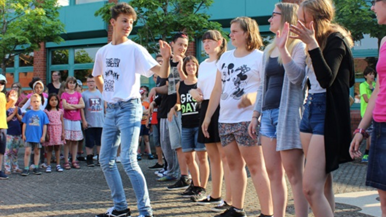 Schüler spielen auf Schulhof. 