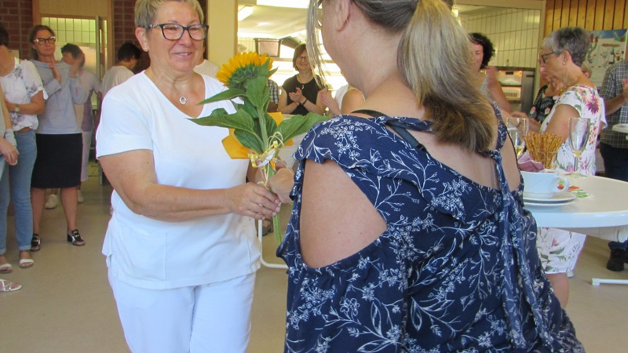 Frau Czudaj bekommt Blumen 