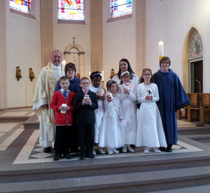 Kommunionkinder mit Pastor am Altar