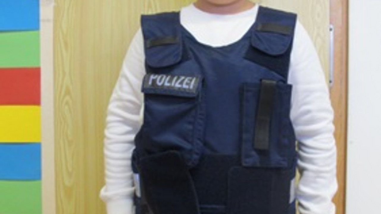 Schülerin in Polizeiuniform