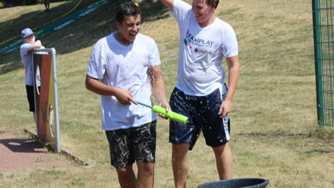 Schüler spielen mit Wasserspielzeug