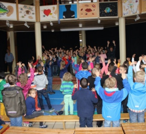 Schüler singend im Foyer