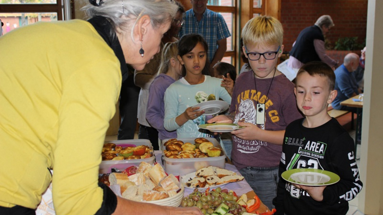 Schüler bekommen was zu Essen