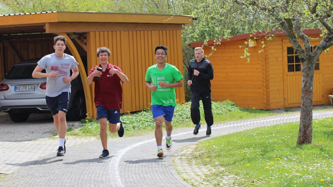 3 Schüler und 1 Erzieher während dem Laufen 