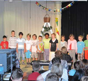 Schülerinnen und Schüler singen auf der Bühne