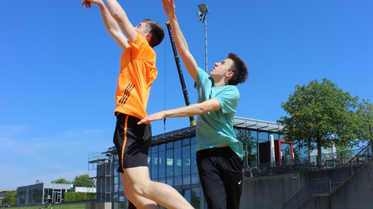 Kinder beim Volleyball