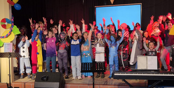 Der Unterstufenchor singt in Verkleidung auf der Bühne.