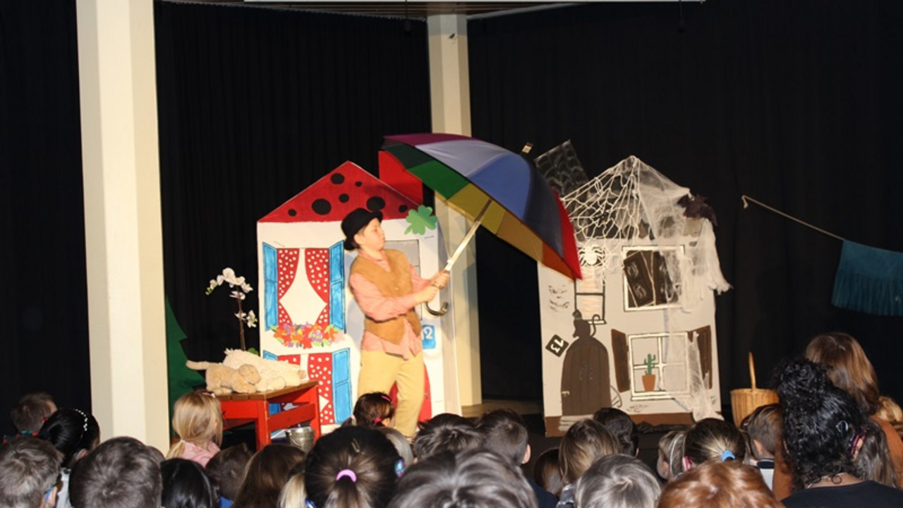 Schüler steht auf der Bühne