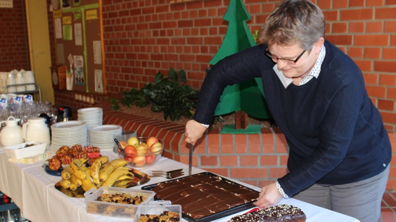 Frau Beyenburg-Weidenfeld beim Kuchenbuffet