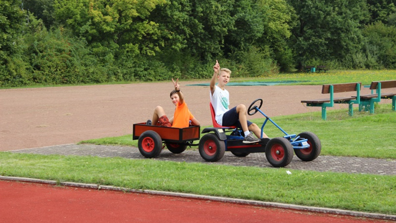 Jungs auf einem Kettcar