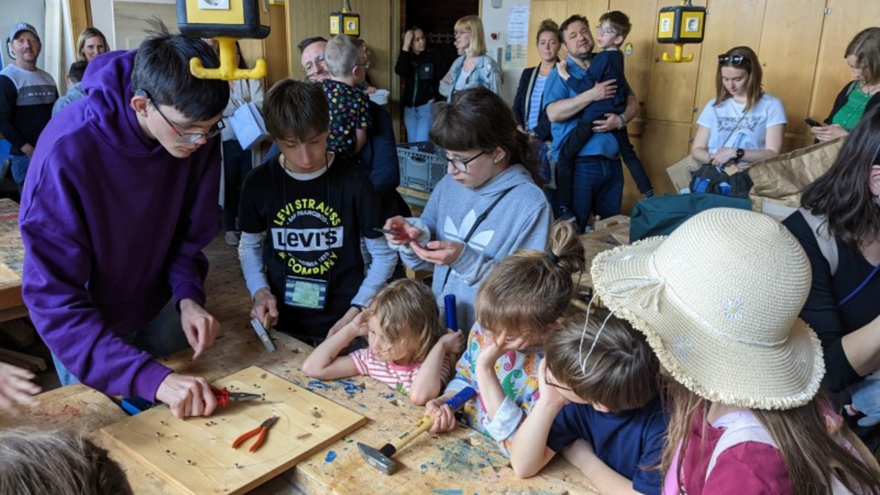 Schüler basteln mit Holz im Werkraum 