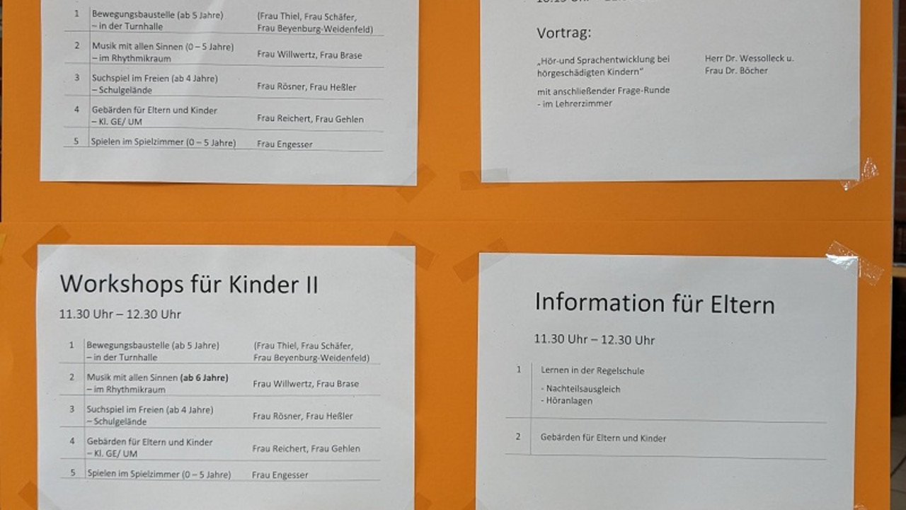 Zettel mit Programm an Pinnwand