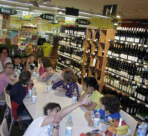 die Schüler mit Lehrerin im Edeka