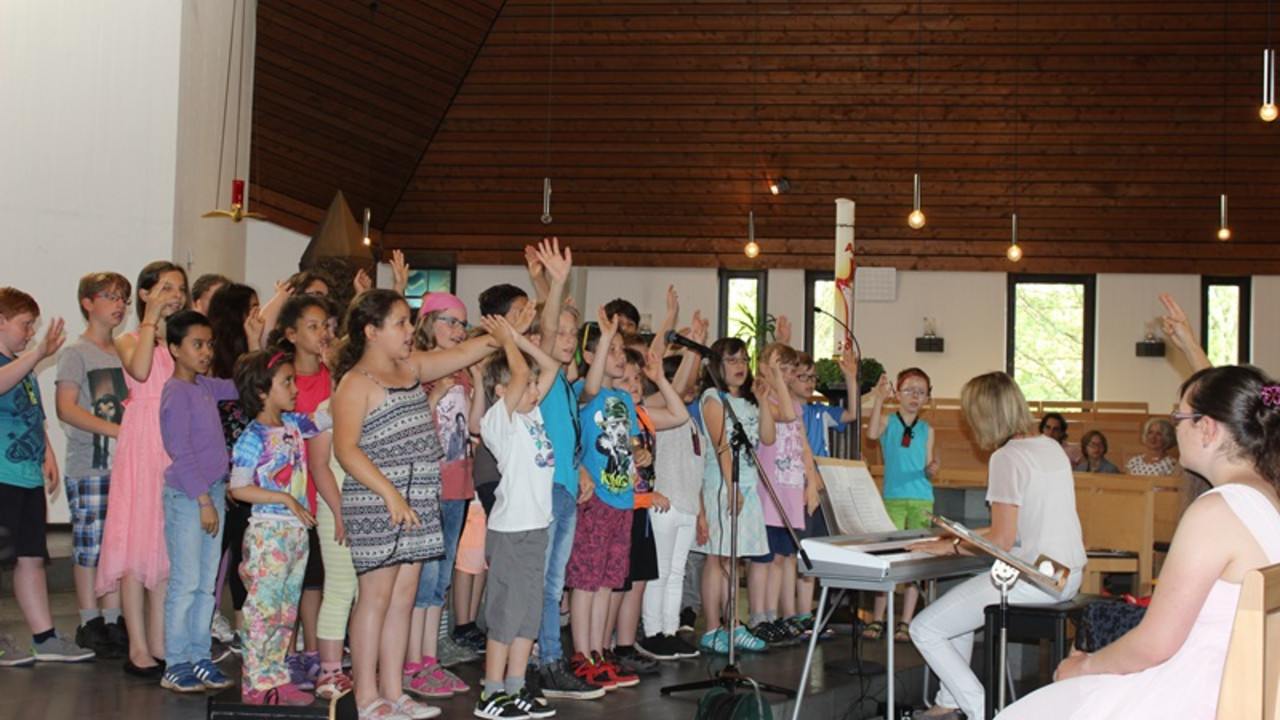 Grundschulchor singt in der Kirche