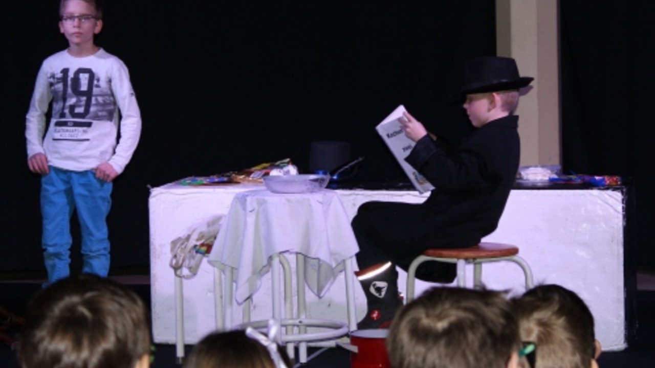 2 Schüler auf der Bühne