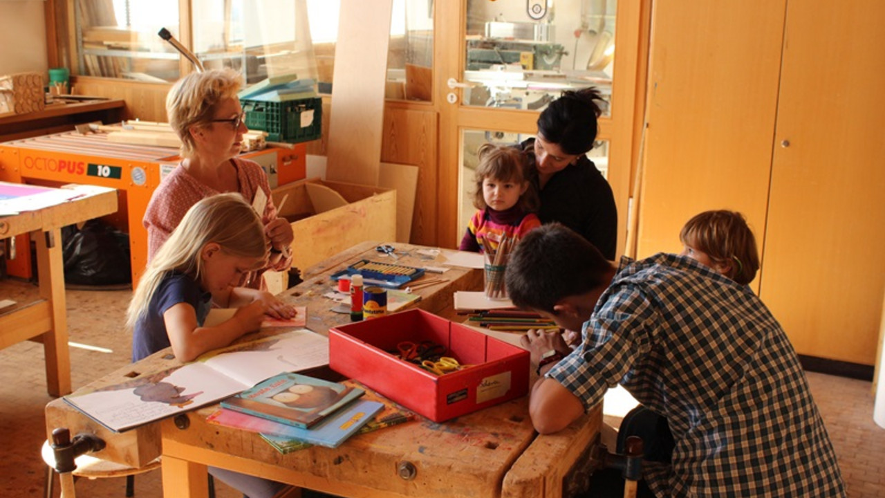 weitere Kinder sind am basteln 