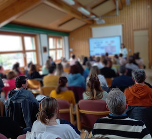 Teilnehmer eine Fortbildung von hinten sitzend im Lehrerzimmer