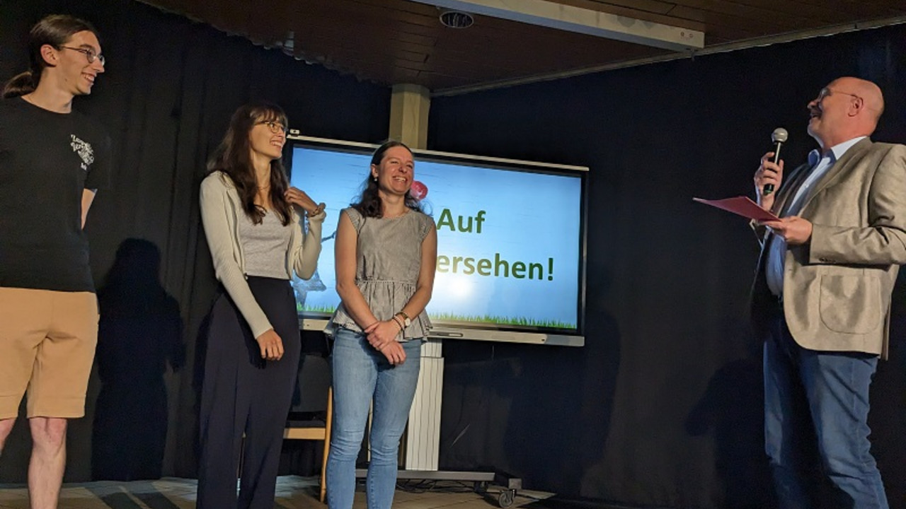 Verabschiedung der FSJlerinnen und des Anerkennungspraktikanten auf der Bühne