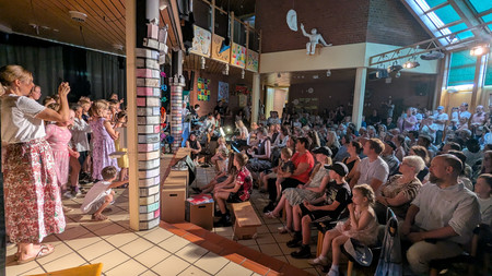 Blick auf die Zuschauer im Foyer bei der Musicalaufführung und auf den Chor