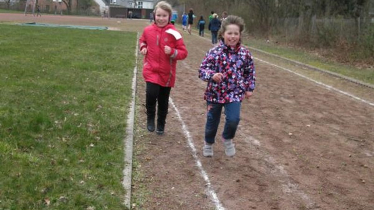 Schülerinnen während dem Lauf. 