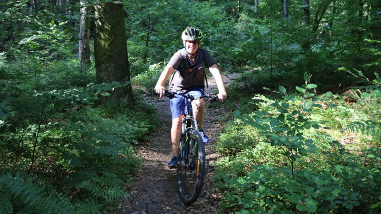 Schüler fährt Mountainbike 