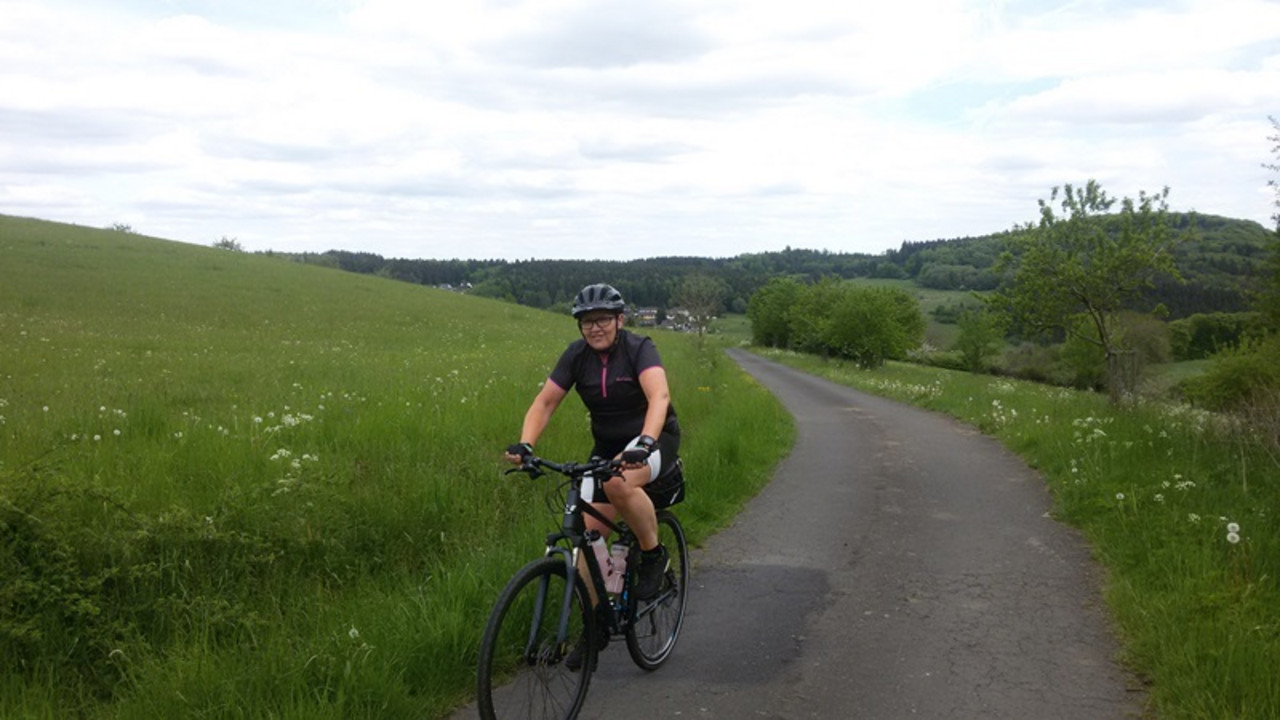 Frau Thiel auf Radweg