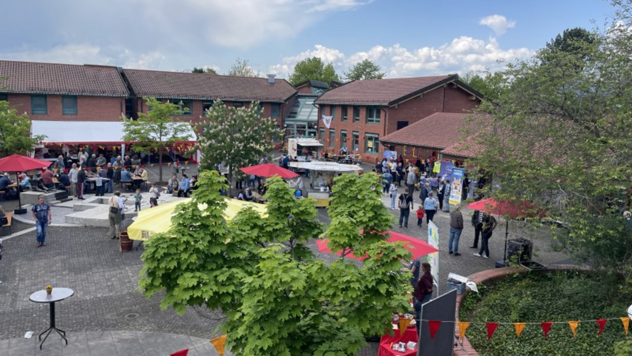 Ansicht von oben auf den Schulhof