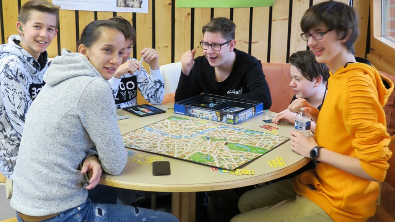 Schülerinnen und Schüler spielen ein Spiel