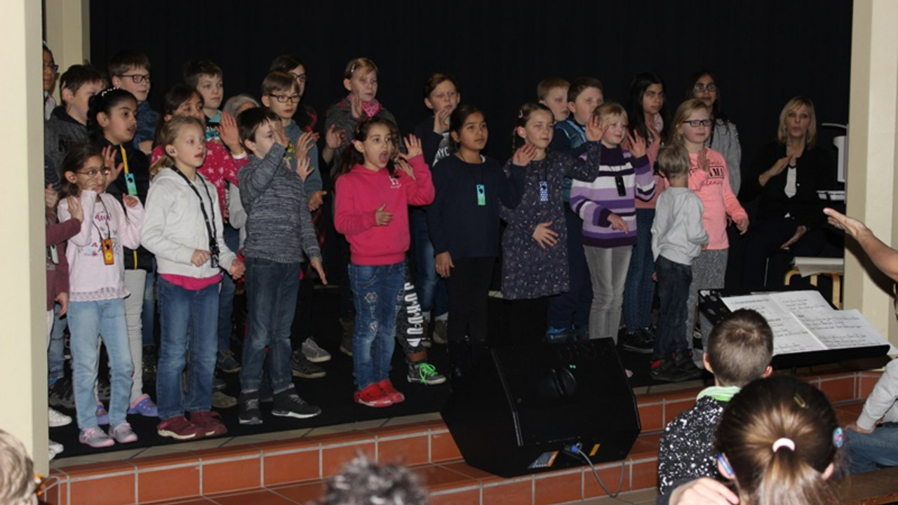 Schüler stehen auf der Bühne und singen