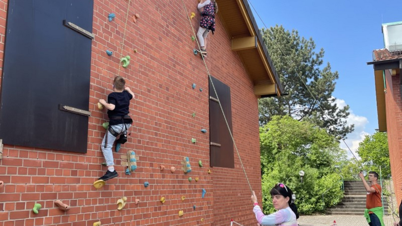 Kletterwand, Schüler in Aktion