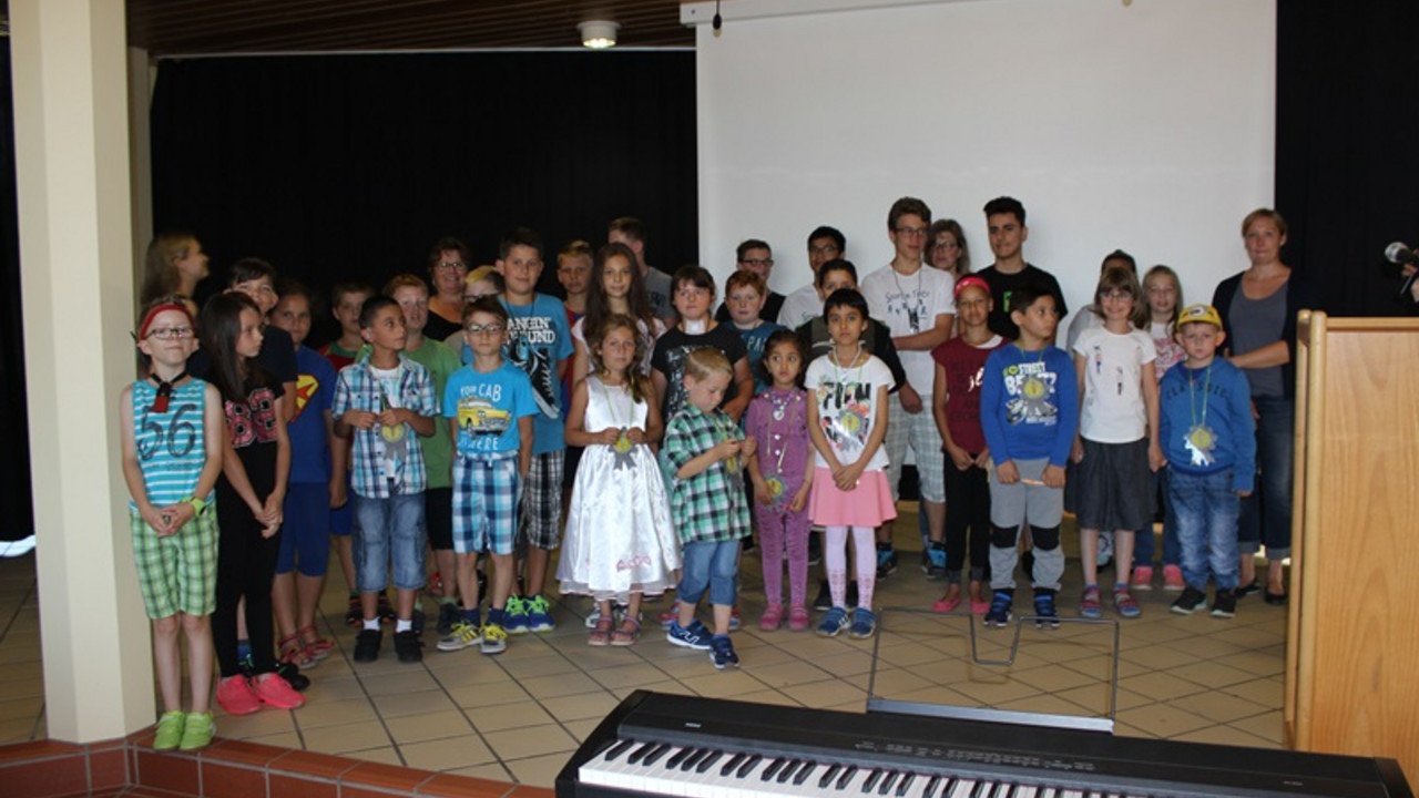 Neue Schülerinnen und Schüler mit ihren Paten und Klassenkameraden