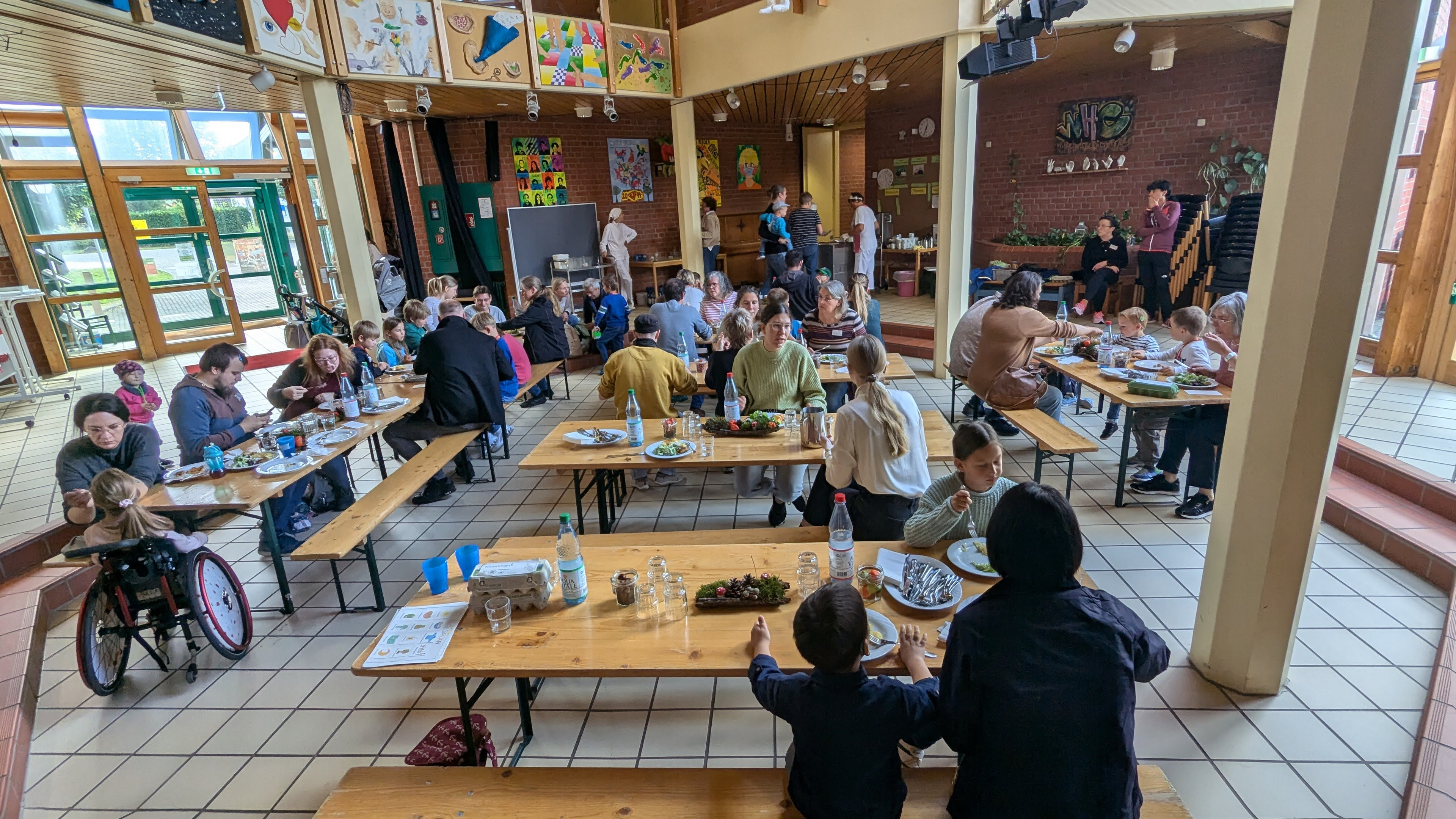 Alle Teilnehmer*innen essen im Foyer. 
