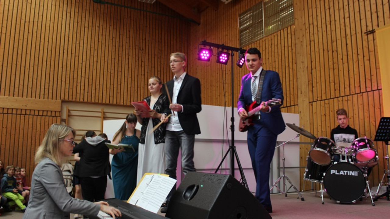 Entlassschüler kommen auf die Bühne