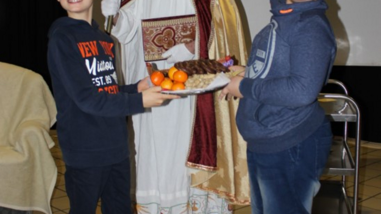 Schüler halten einen Nikolausteller