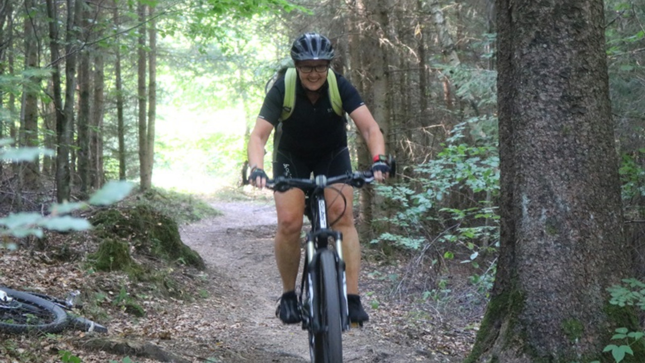 Frau Thiel fährt Mountainbike 